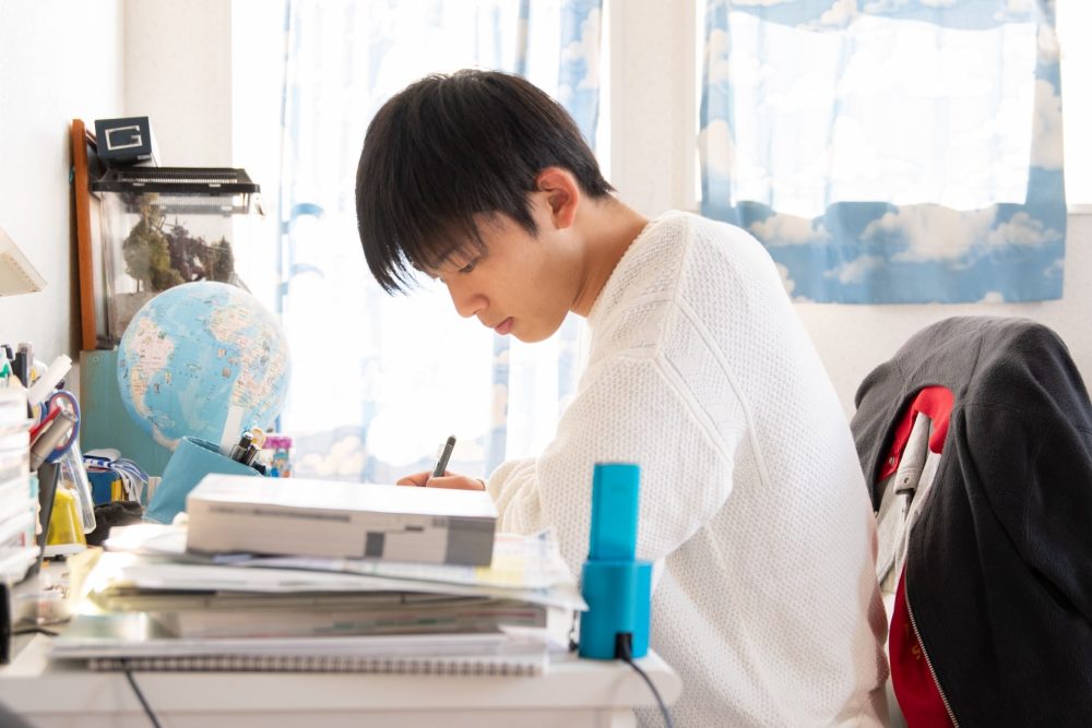 中学生がオンライン家庭教師を受ける様子